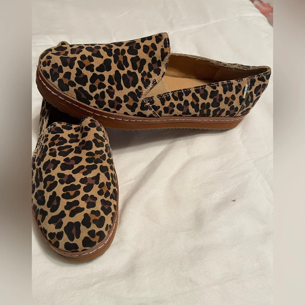 TOMS Cheetah Print Women's Loafers - Picture 2 of 6